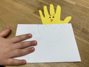 Kézlenyomatos húsvéti csirkék papírból 