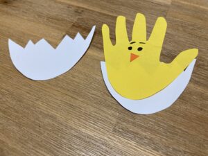 Kézlenyomatos húsvéti csirkék papírból 